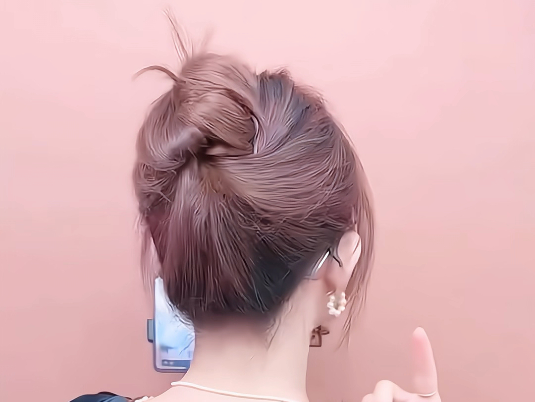 夏天头发怎么扎起来好看